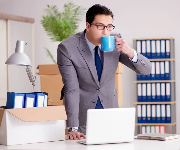 Affärsman som flyttar kontor efter befordran — Stockfoto