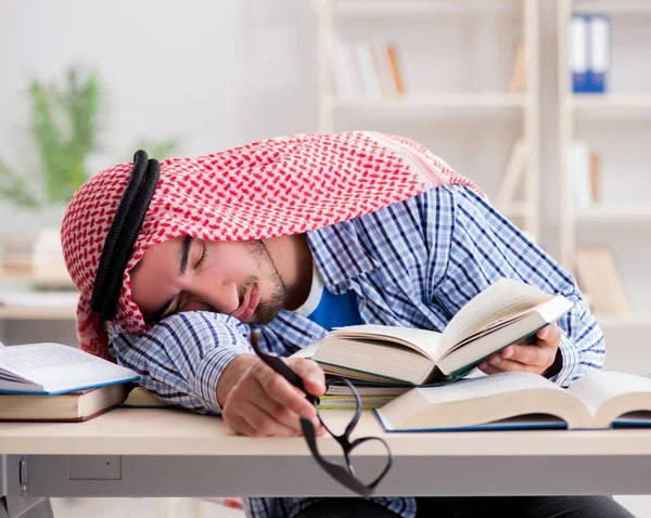 Estudante árabe se preparando para exames universitários — Fotografia de Stock