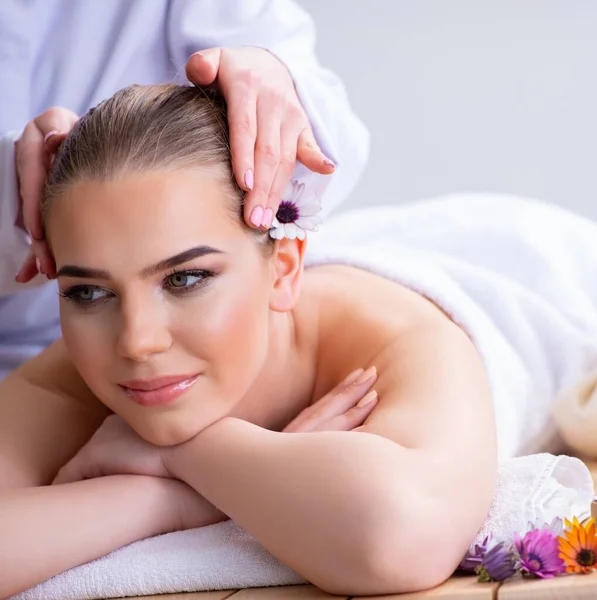 Mujer durante la sesión de masaje en spa — Foto de Stock