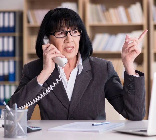 Donna d'affari matura che lavora in ufficio — Foto Stock