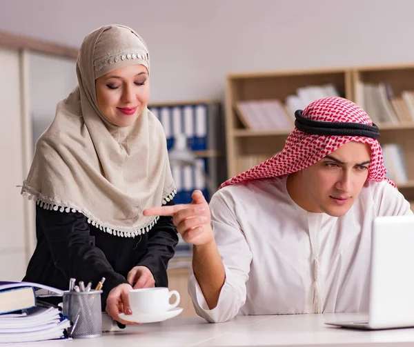 Coppia di arabe uomo e donna — Foto Stock