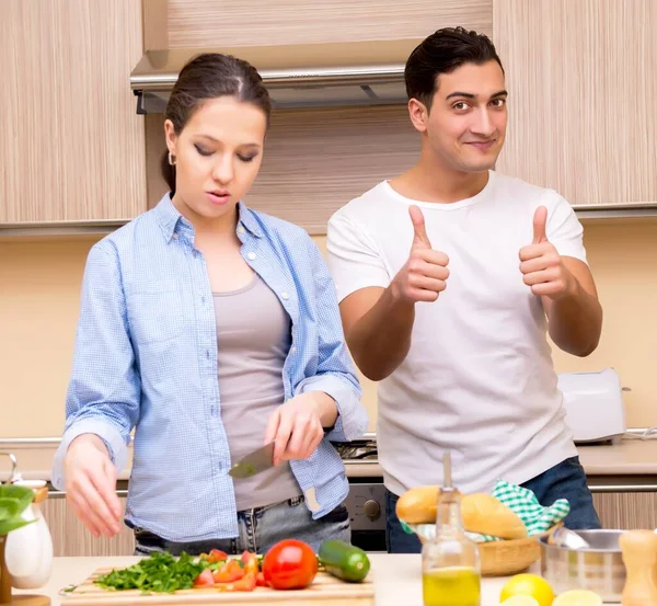 Jovem família na cozinha — Fotografia de Stock