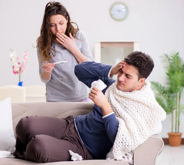 Istri merawat suami yang sakit di rumah — Stok Foto