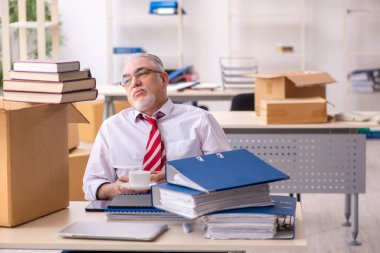 Hareket konseptinde yaşlı erkek çalışan