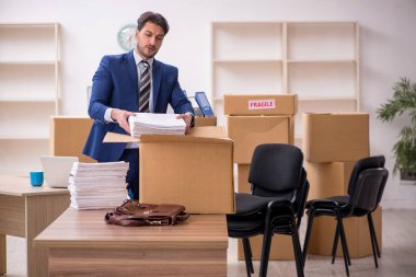 Taşınma konseptinde çalışan genç bir erkek.