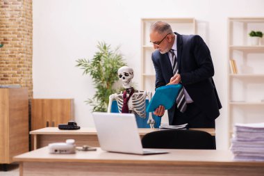 Ofiste çalışan ölü bir çalışan.