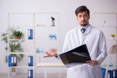 Klinikte çalışan genç bir erkek radyolog.