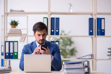 Ofiste çalışan genç bir erkek.