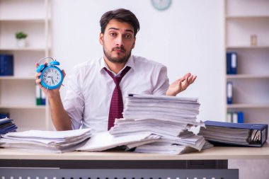 Zaman yönetimi konseptinde genç işadamı