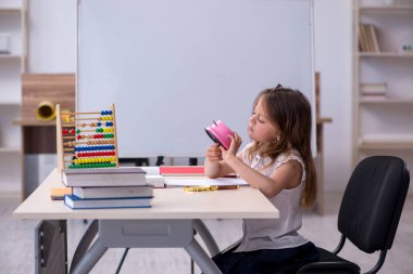 Evde sınava hazırlanan küçük kız.