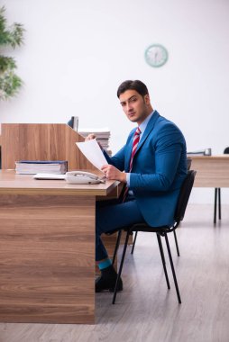 Ofiste çalışan genç işadamı.