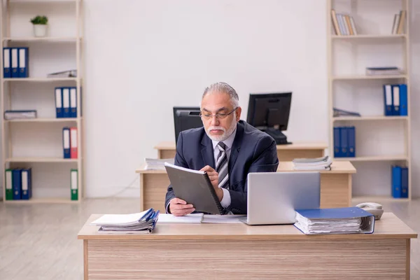 Åldrad affärsman anställd sitter på kontoret — Stockfoto