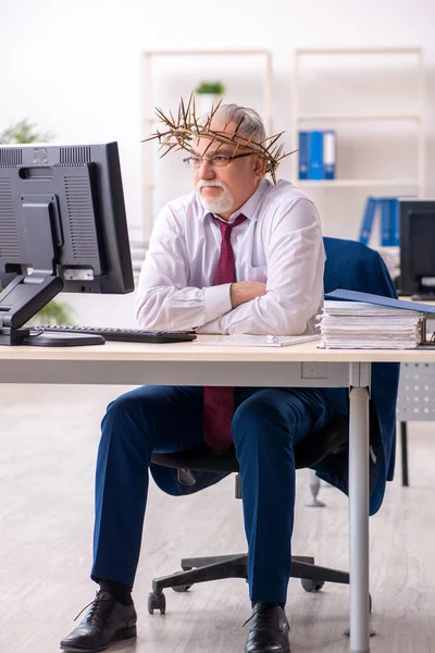 Öreg férfi alkalmazott szúrós koszorút visel a fején. — Stock Fotó