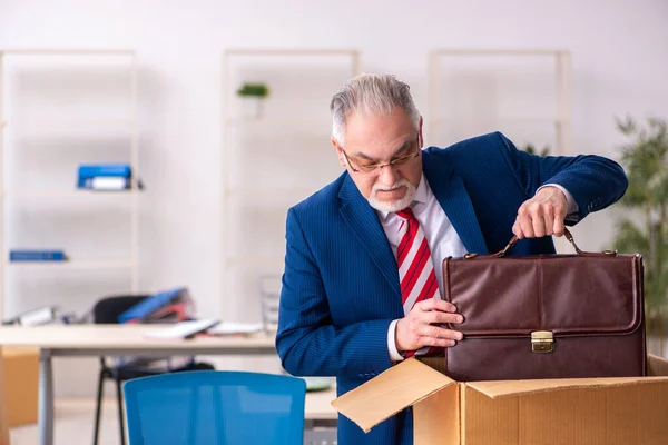 A mozgásban lévő idős férfi munkavállaló fogalma — Stock Fotó