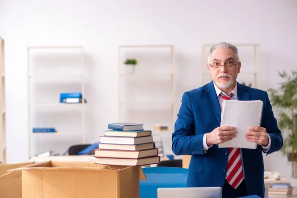 Viejo empleado masculino en concepto de movimiento —  Fotos de Stock