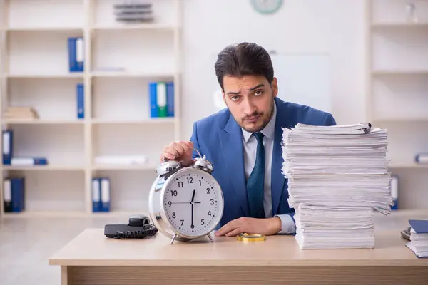Ung manlig anställd i tidshanteringskoncept på kontoret — Stockfoto