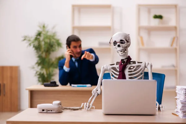 Dead employee working in the office — Stock Photo, Image