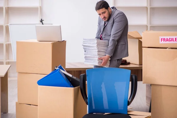 Junge männliche Mitarbeiter im Umzugskonzept — Stockfoto