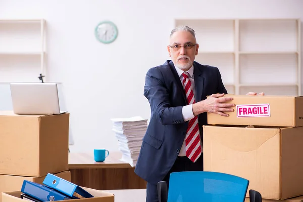 Velho empresário empregado no conceito de realocação — Fotografia de Stock