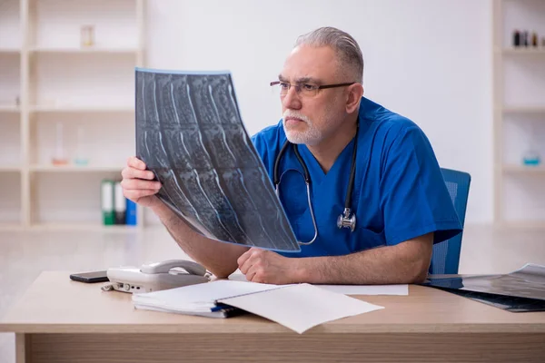 Viejo radiólogo médico que trabaja en la clínica —  Fotos de Stock