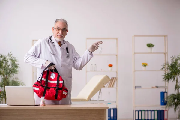 Viejo médico en concepto de primeros auxilios — Foto de Stock