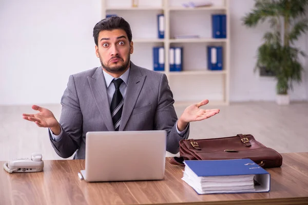 Junge kaufmännische Angestellte im Büro — Stockfoto