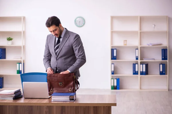 Empleado joven empresario que trabaja en la oficina — Foto de Stock