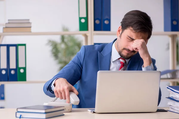 Jeune employé masculin travaillant au bureau — Photo