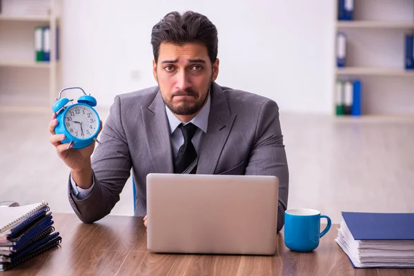 Jeune homme d'affaires employé dans le concept de gestion du temps — Photo