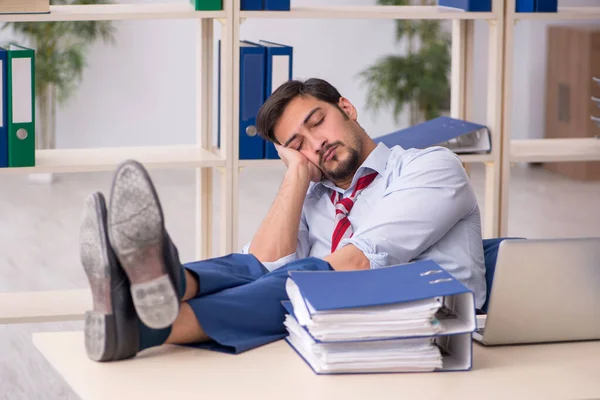 Jonge mannelijke werknemer werkzaam in het kantoor — Stockfoto