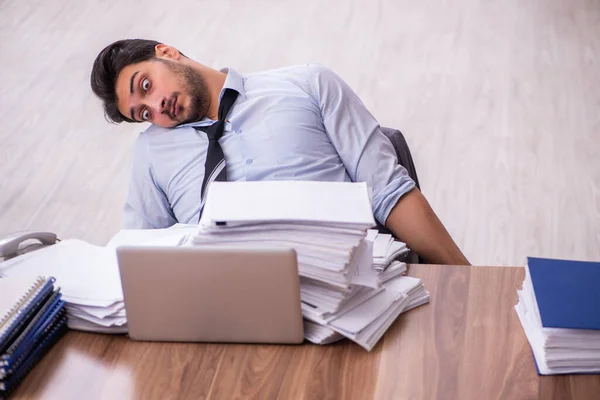 Empleado joven empresario descontento con el trabajo excesivo en la oficina —  Fotos de Stock