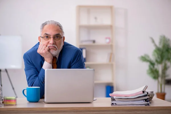 Gammal affärsman anställd sitter på kontoret — Stockfoto