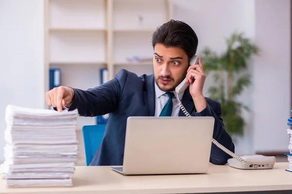 Jeune homme d'affaires employé et trop de travail au bureau — Photo