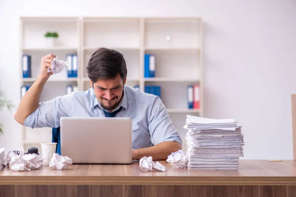 Ung manlig anställd som avvisar nya idéer på kontoret — Stockfoto