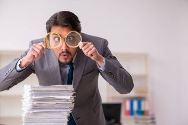 Ofiste çalışan genç bir erkek denetçi.