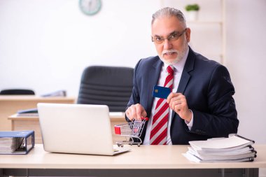 Ekommerce konseptinde eski bir işadamı