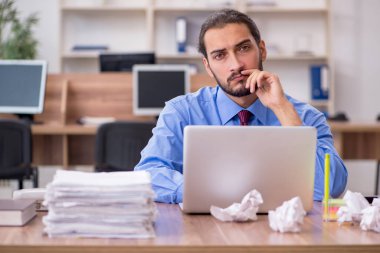 Beyin fırtınası konseptinde genç bir erkek çalışan.