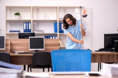 Kan nakli konseptinde genç hasta erkek çalışan.