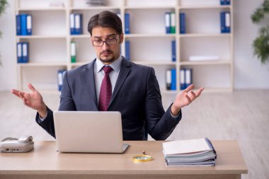 Ofiste çalışan genç bir erkek.