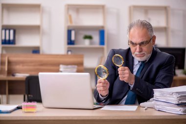 İş yerinde Louise 'i tutan yaşlı bir erkek çalışan denetçisi.