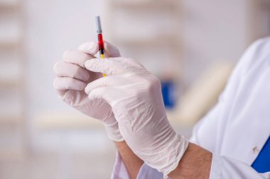 Aşı konseptinde genç bir erkek doktor.