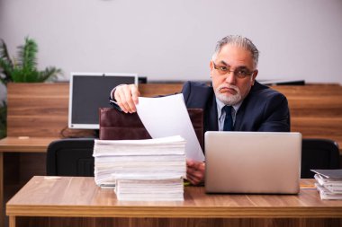 Eski erkek çalışanım ve ofiste çok işim var.