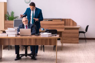 Kabadayılık kavramında yaşlı erkek işveren ve genç erkek asistan
