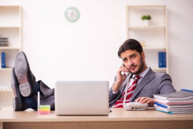 Ofiste çalışan genç işadamı.