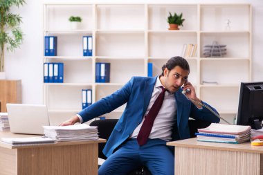 Çoklu görev kavramında çalışan genç bir erkek.