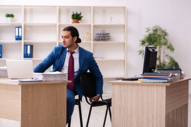 Çoklu görev kavramında çalışan genç bir erkek.