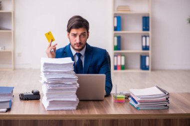 Genç işadamı aşırı çalışmaktan memnun değil.