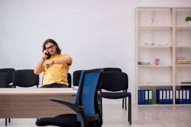 Genç erkek öğrenci sınıfta öğretmeni bekliyor.