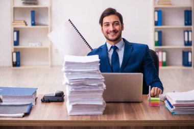 Genç işadamı ofisteki aşırı işten memnun değil.