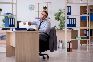 Ofiste çalışan genç bir muhasebeci.